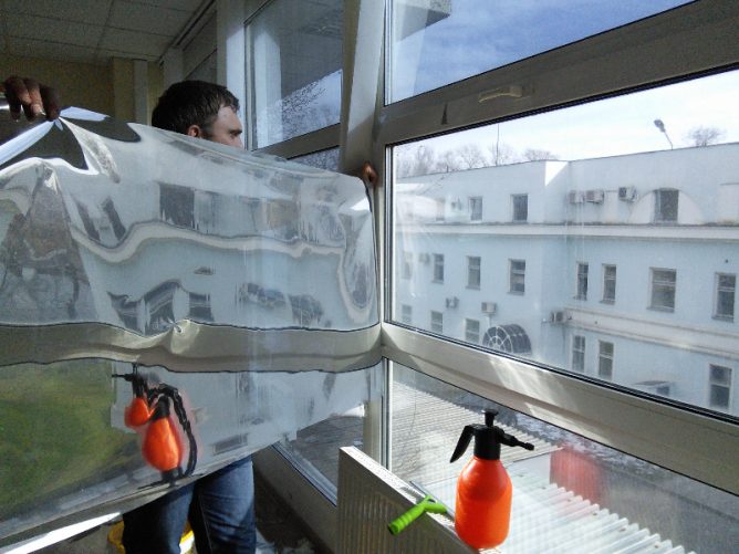 Наклеивание пленки